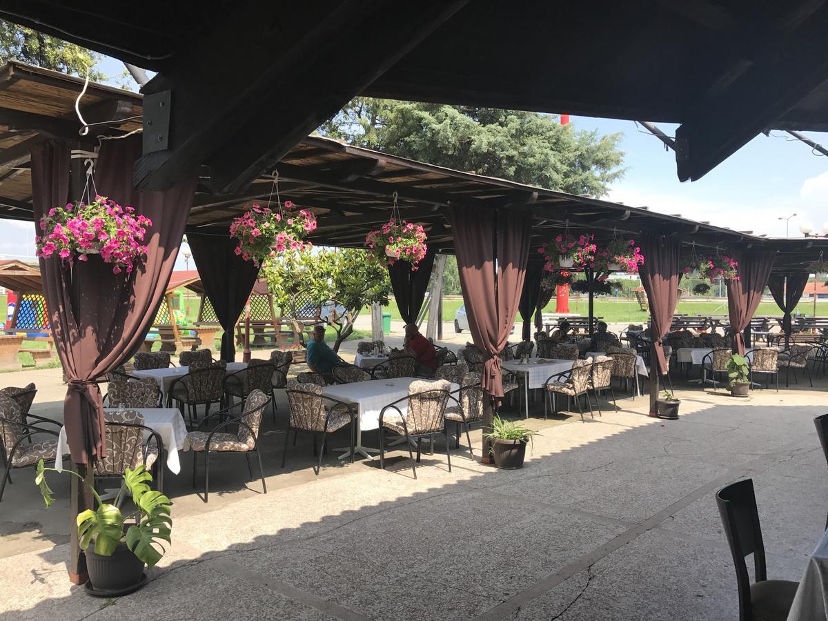 Motel Stari Hrast Markovac Εξωτερικό φωτογραφία